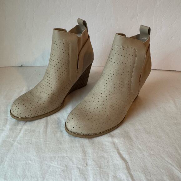 New DV by Dolce Vita Gerdy Bootie Beige Women's 9 Perforated Pull On Chelsea - Picture 2 of 7